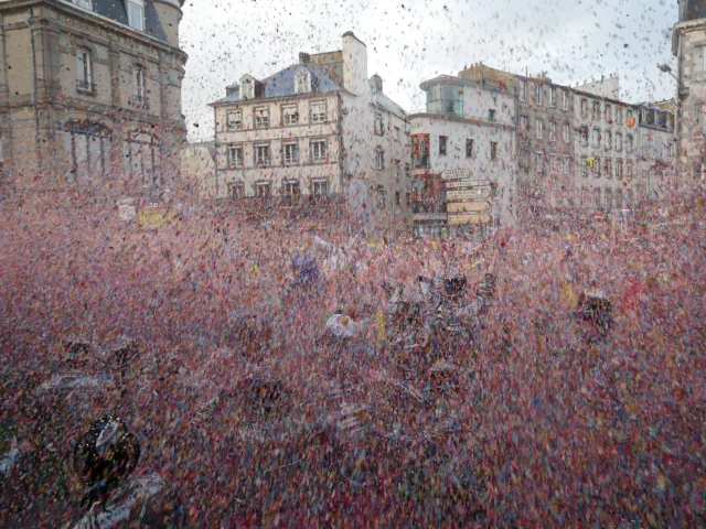 Bataille de confettis au Carnaval de Granville