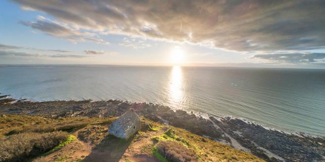 Die Vauban-Hütte in Carolles aus der Luft bei Sonnenuntergang