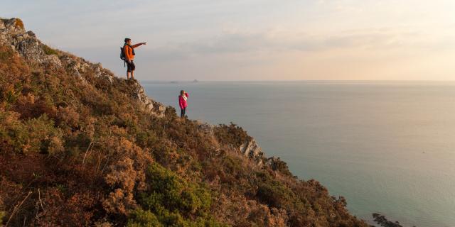 Deux randonneuses admirent la baie du Mont Saint-Michel depuis les falaises de Carolles et Champeaux