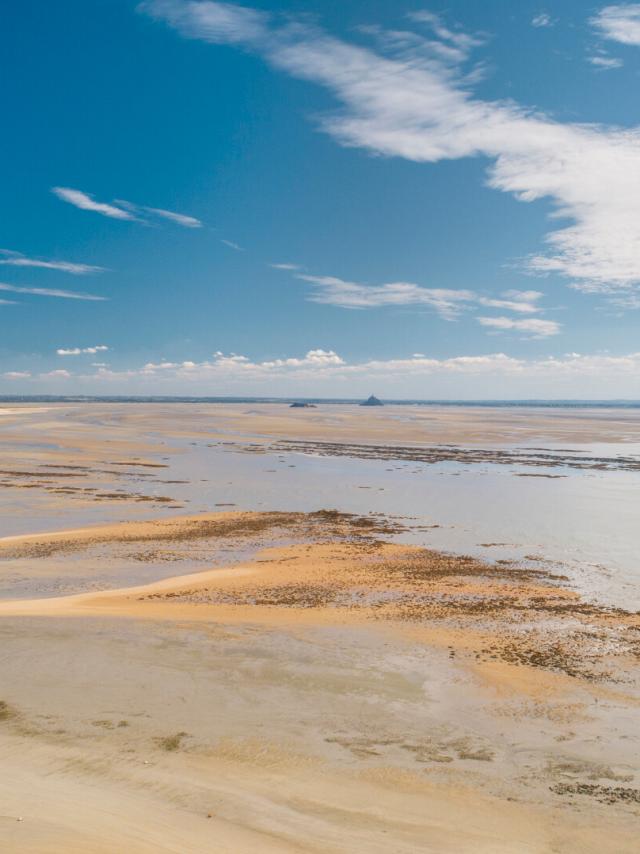 Vue sur la baie du Mont Saint-Michel à marée basse depuis les falaises de Champeaux