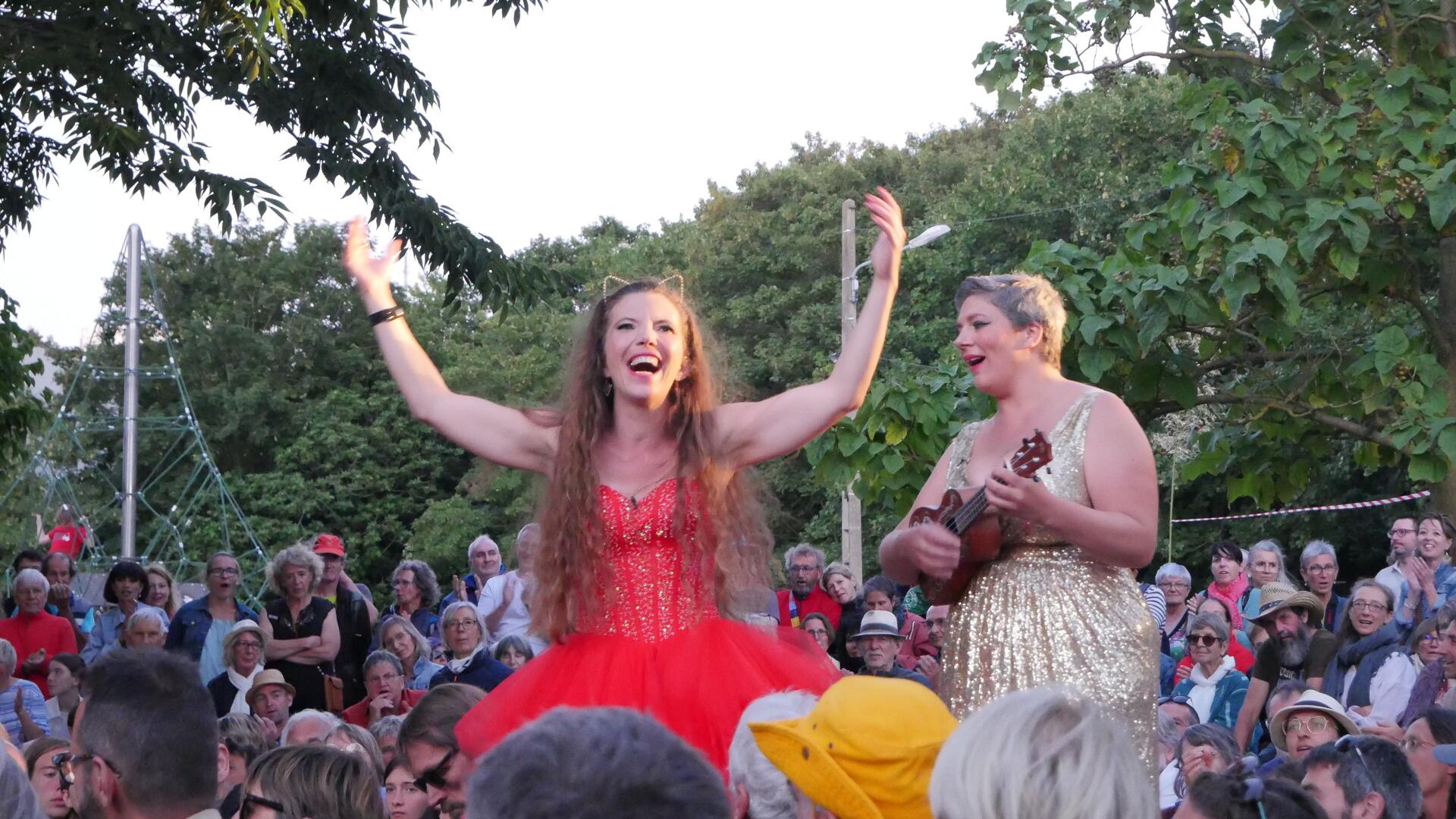 Deux Peignoirs Blancs Taille 38 + Une Housse Bleue - Neufs Sans étiquettes