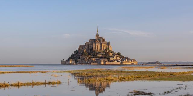 Der Mont Saint-Michel und seine Spiegelung im Wasser