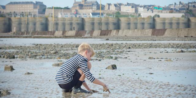 Fischen mit der Markierung, dem Finger und dem Auge bei großen Gezeiten