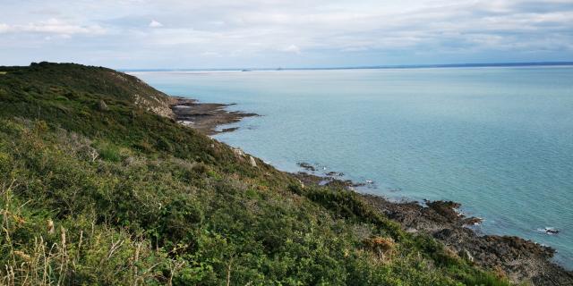 Vue sur Tombelaine et le Mont Saint-Michel depuis les falaises de Champeaux et de Carolles