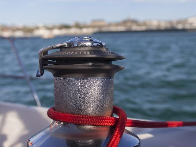 PASCAL HACAULT ET ALAIN BAINÉE DIRIGENT CAP ANGLO. ILS LOUENT 3 VOILIERS ET UN SEMI RIGIDE. ICI ILS EMMÈNENT EDOUARD ET SES ENFANTS JULIETTE ET LÉOPOLD NAVIGUER AU LARGE DE GRANVILLE SUR LE VOILIER ETACHON. GRANVILLE, NORMANDIE, FRANCE. SEPTEMBRE 2016.