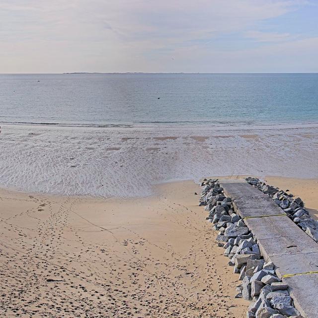 View of Granville from the Coudeville-sur-Mer beach webcam