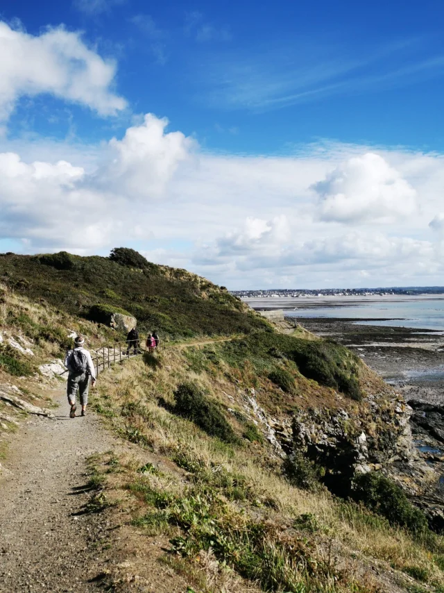 Sur Le Sentier Du Littoral A La Pointe Du Roc Credit Otgtm Estelle Cohier 35181 1920px 1