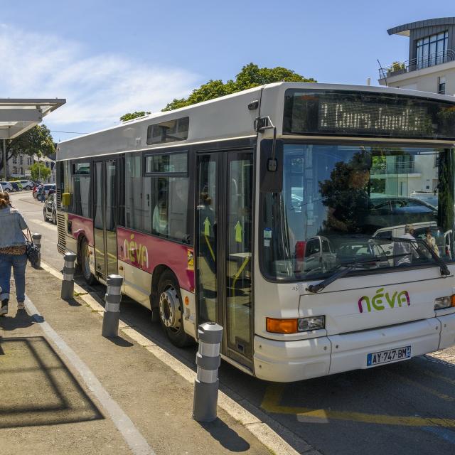 Un bus Néva à la gare de Granville