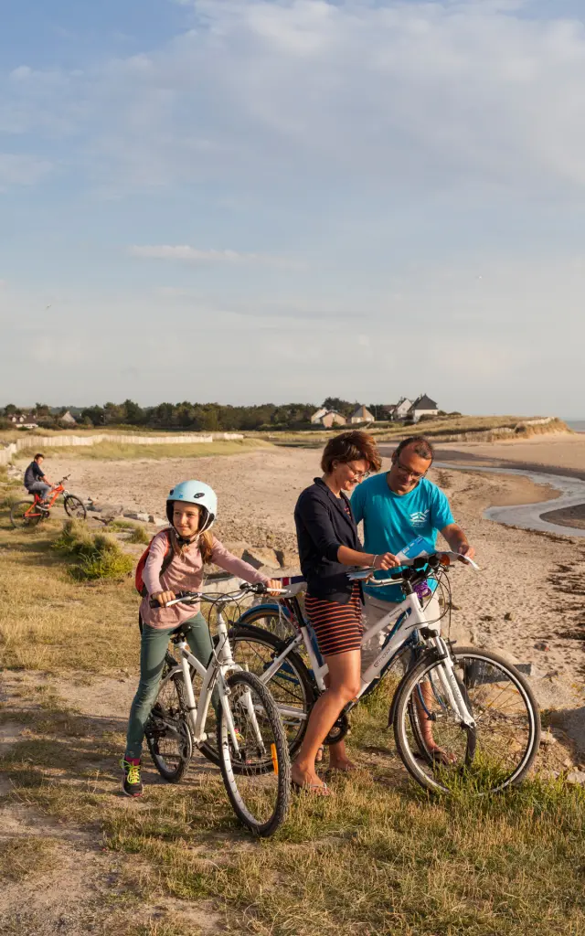 RANDO A VÉLO EN FAMILLE ET ENTRE AMIS A KAIRON DEVANT L'EMBOUCHURE DU THAR. SAINT PAIR SUR MER, NORMANDIE, FRANCE. JUIN 2017.