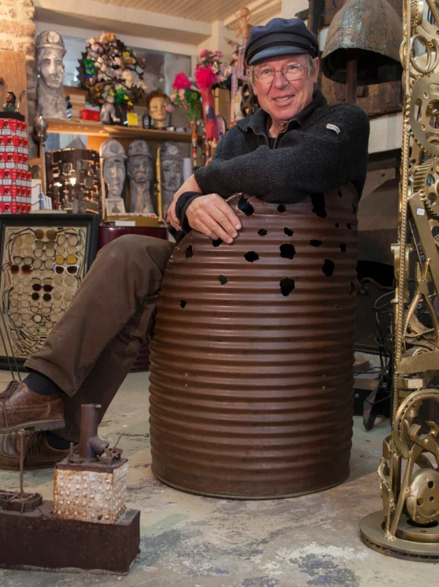 LE BAZAR DE FABIEN LEFEBVRE SCUPLTEUR RUE DES JUIFS. GRANVILLE, NORMANDY, FRANCE. OCTOBER 2016.