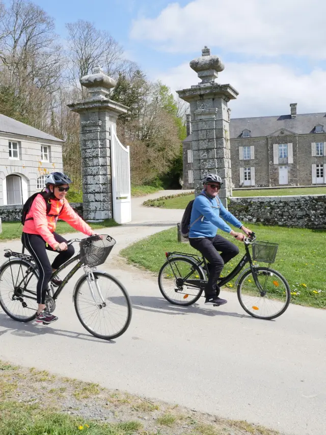 A Bicyclette Devant Le Manoir Du Mesnil Bas Credit Otgtm Estelle Cohier 34265 1920px
