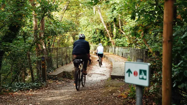 Un couple se promène à vélo dans la vallée des Peintres
