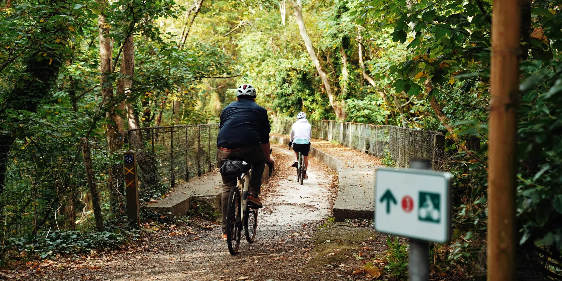 Un couple se promène à vélo dans la vallée des Peintres