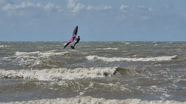 Martin en pleine session de wingfoil à Jullouville