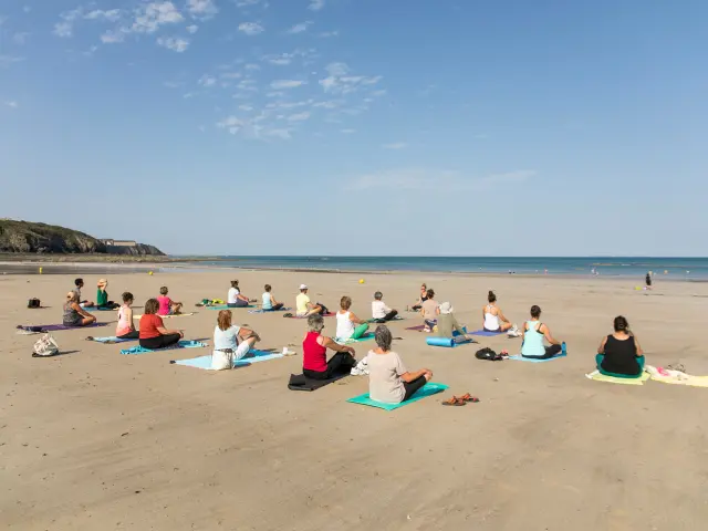 Seance De Yoga Sur La Plage De Donville Les Bains Credit Otgtm Philippe Fauvel 34344 1920px