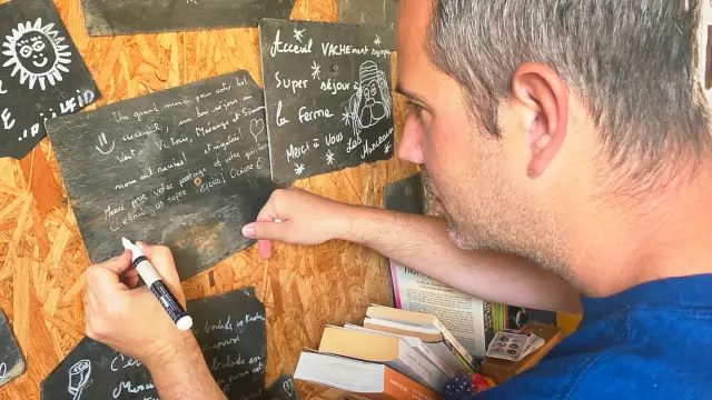 Je M Immerge Dans Le Quotidien Paysan De La Ferme Du Manoir D Anctoville