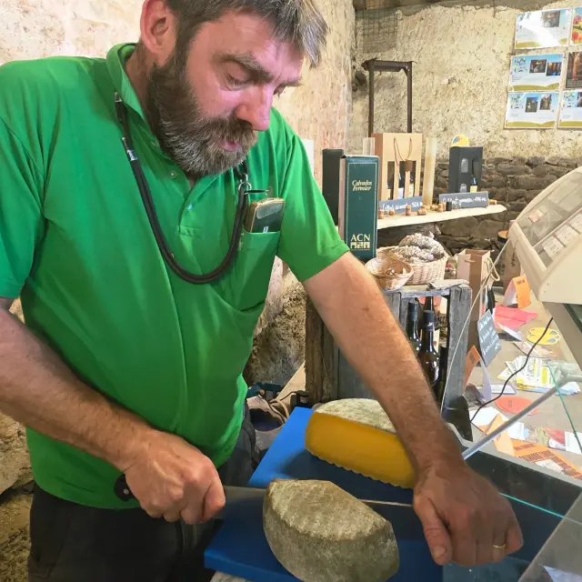 Je M Immerge Dans Le Quotidien Paysan De La Ferme Du Manoir D Anctoville